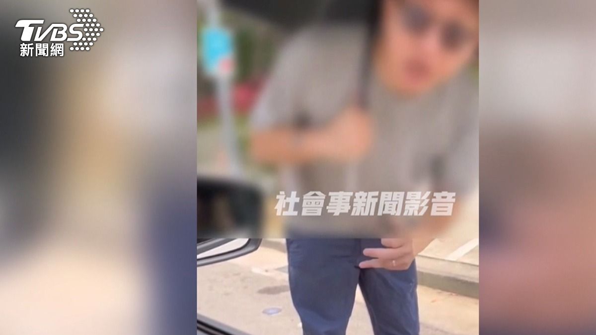 科博館男人肉佔位情勒駕駛,下秒進口車硬擠入位。(圖/翻攝社會事影音)