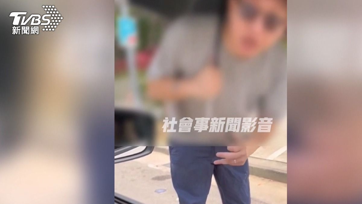 科博館男「人肉佔位」情勒駕駛 下秒進口車硬擠入位