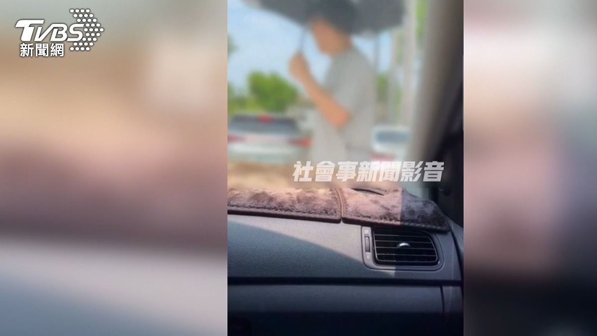 科博館男人肉佔位情勒駕駛,下秒進口車硬擠入位。(圖/翻攝社會事影音)
