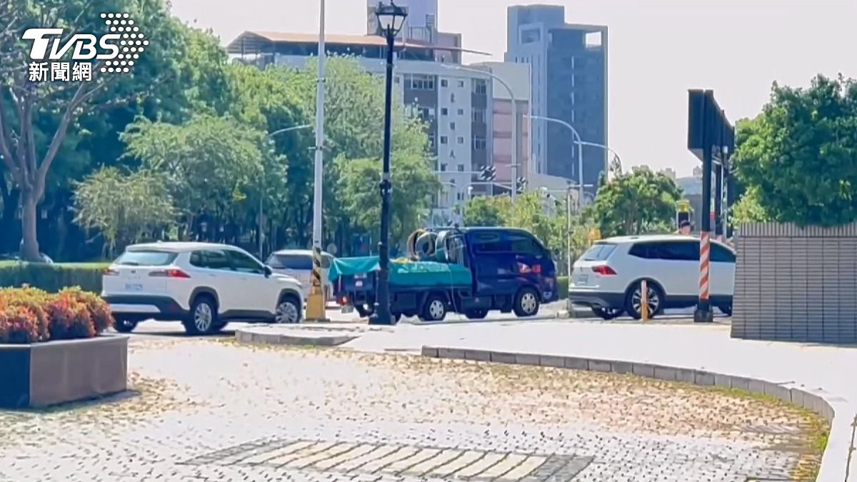 科博館搶車位! 男人肉佔位情勒駕駛讓開。(圖/TVBS)