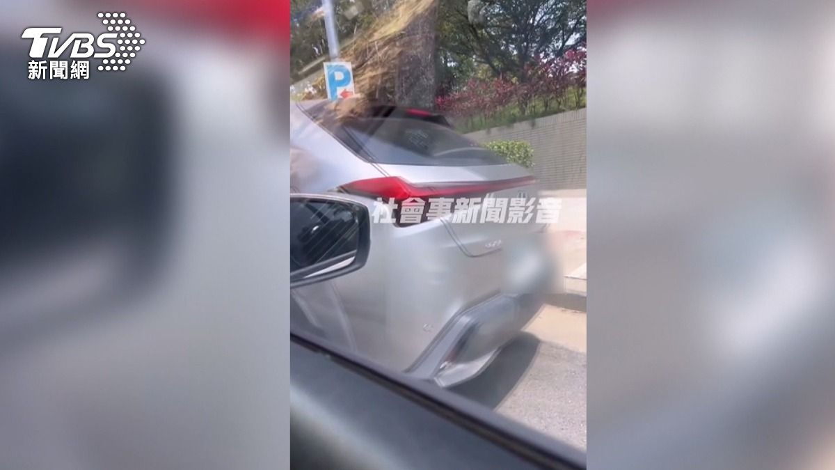 男疑情勒駕駛拖時間,下秒進口車硬擠入位。(圖/TVBS)