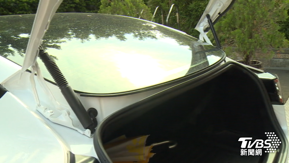 專家說明車尾後玻璃跟後車廂位置，沒有做板金保護，較容易遭擊碎。（圖／TVBS）