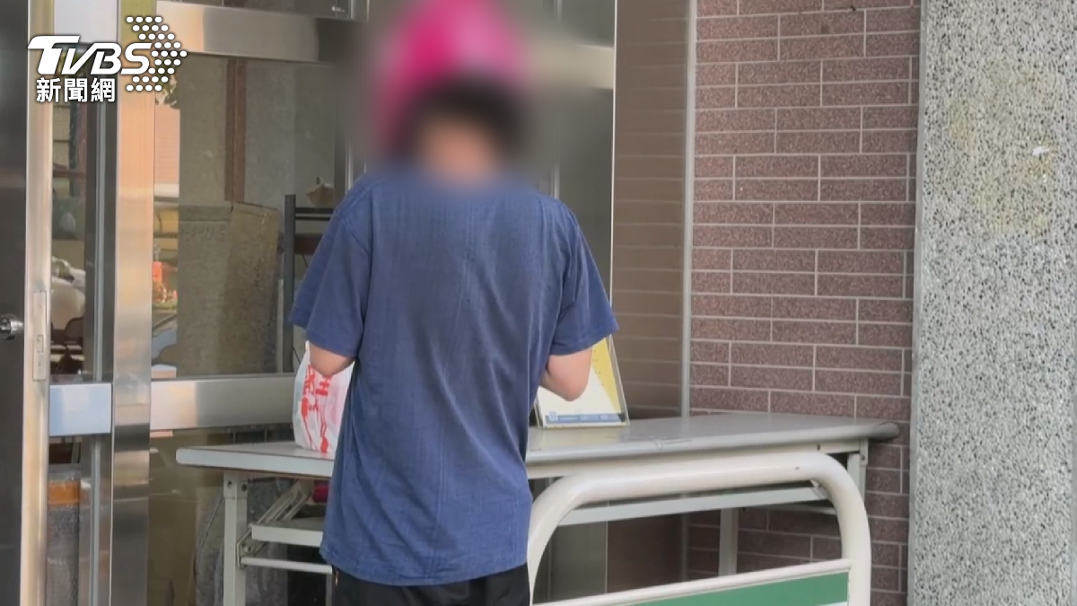 高雄一名外送員僅因不滿住戶5分鐘內未取餐，或是被要求送上樓，竟然在GOOGLE評論公佈住戶地址以及姓名。（圖／TVBS）