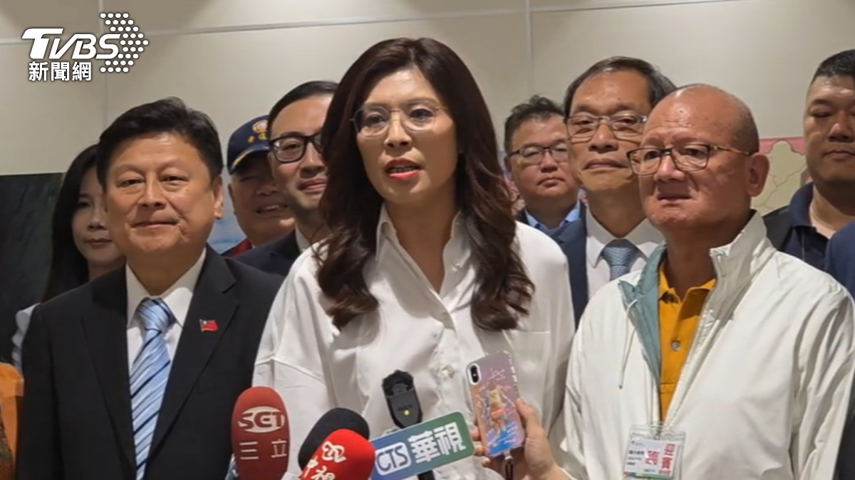 國民黨主席鄭麗文結束6天訪陸行程,12日傍晚返抵桃園機場。(圖/TVBS)