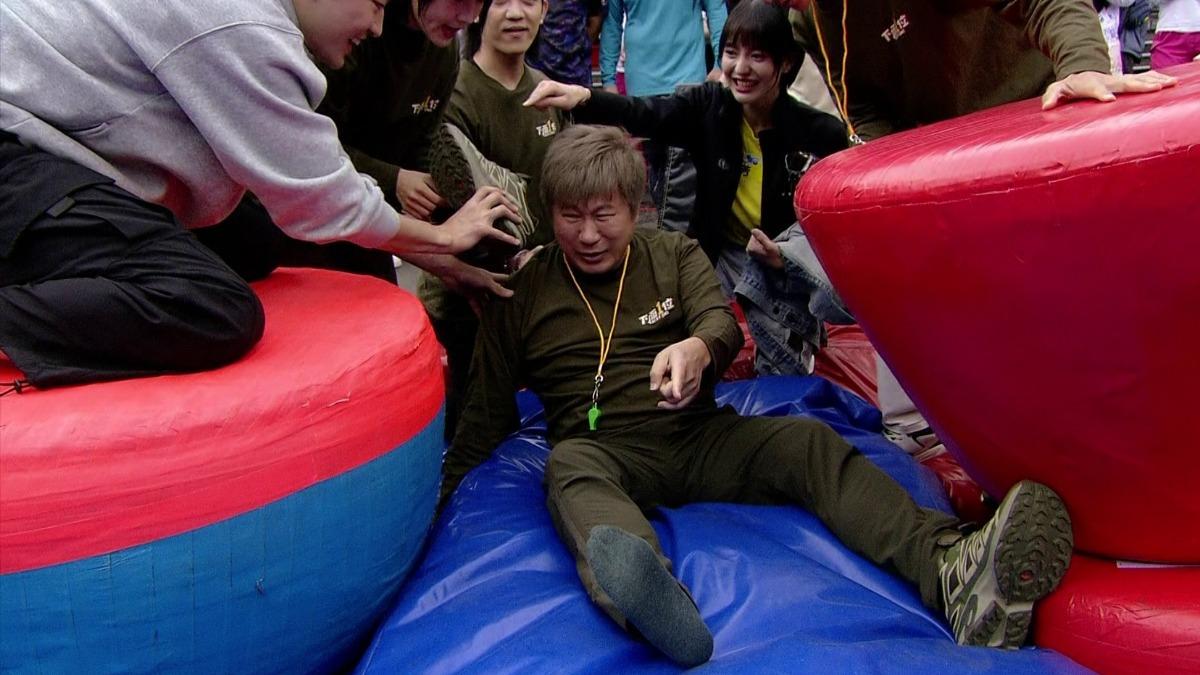 胡瓜玩遊戲時重心不穩落地。(圖/民視提供)