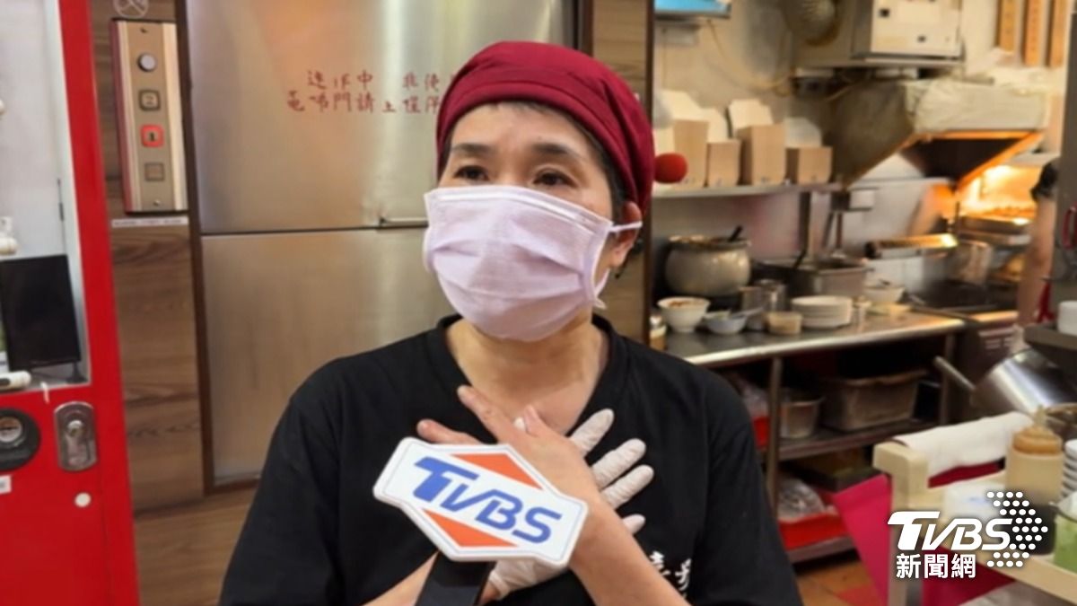 提到第二代頭家嬤陳王惠美女士,店員更忍不住哽咽。(圖/TVBS)
