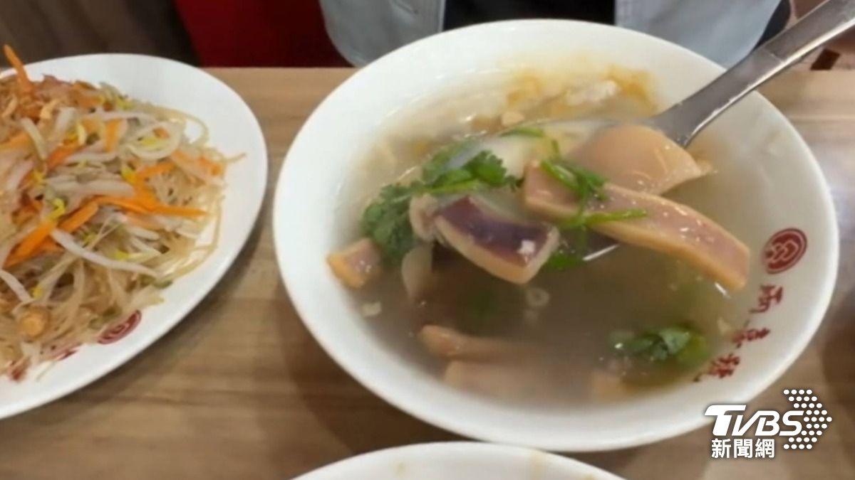 萬華知名百年老店「兩喜號」以招牌魷魚羹和炒米粉聞名。(圖/TVBS)
