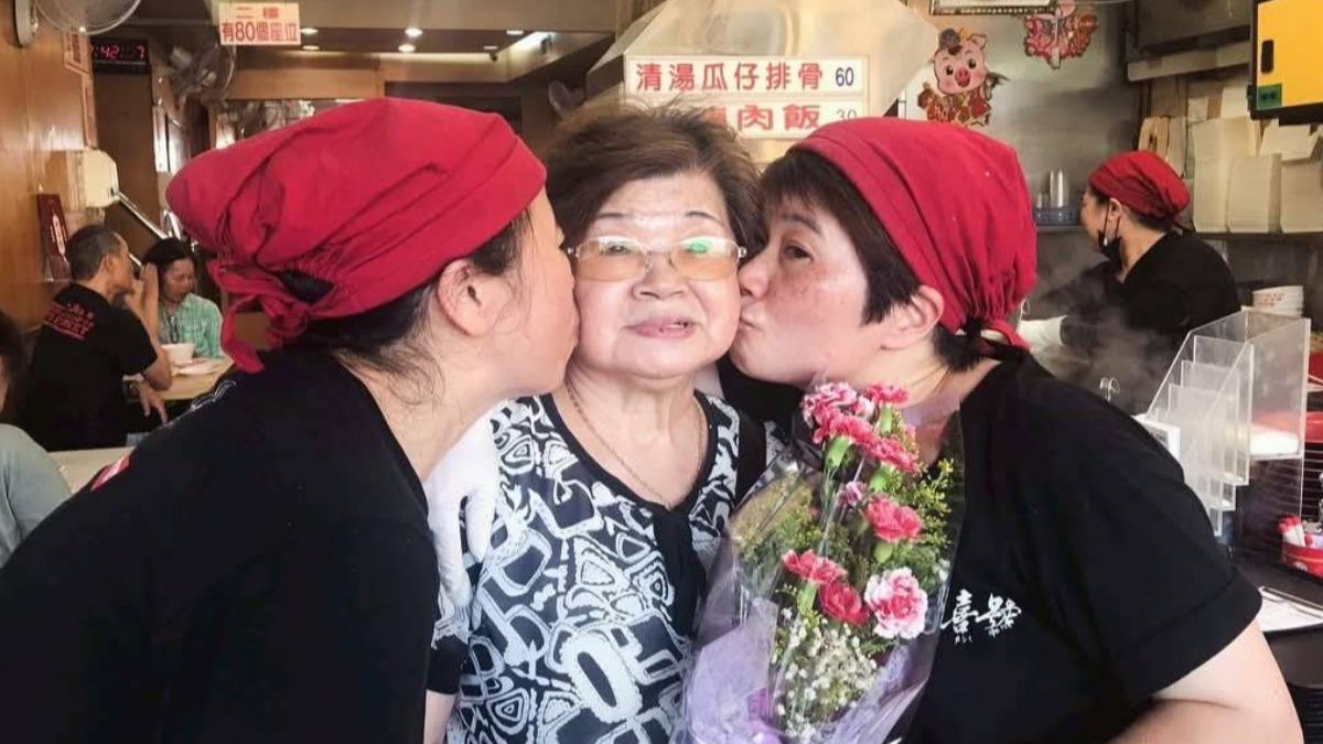 陳王惠美女士跟店員感情深厚。(圖片來源/兩喜號)