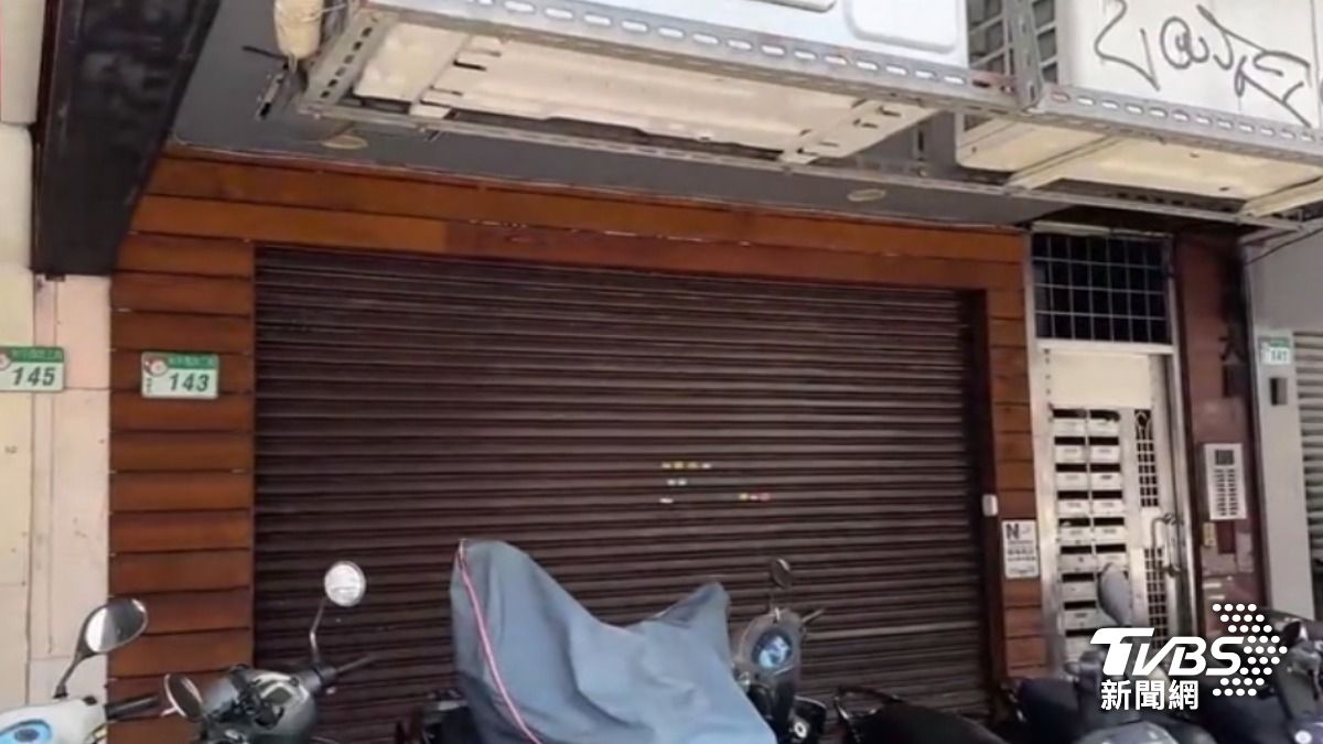 知名連鎖咖啡路易莎位在台北萬華的龍山店，竟然無預警停業。（圖／TVBS）