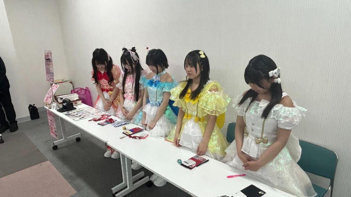 好糗!日偶像女團辦活動「0人到場」場面冷清 5成員低頭失望畫面曝光