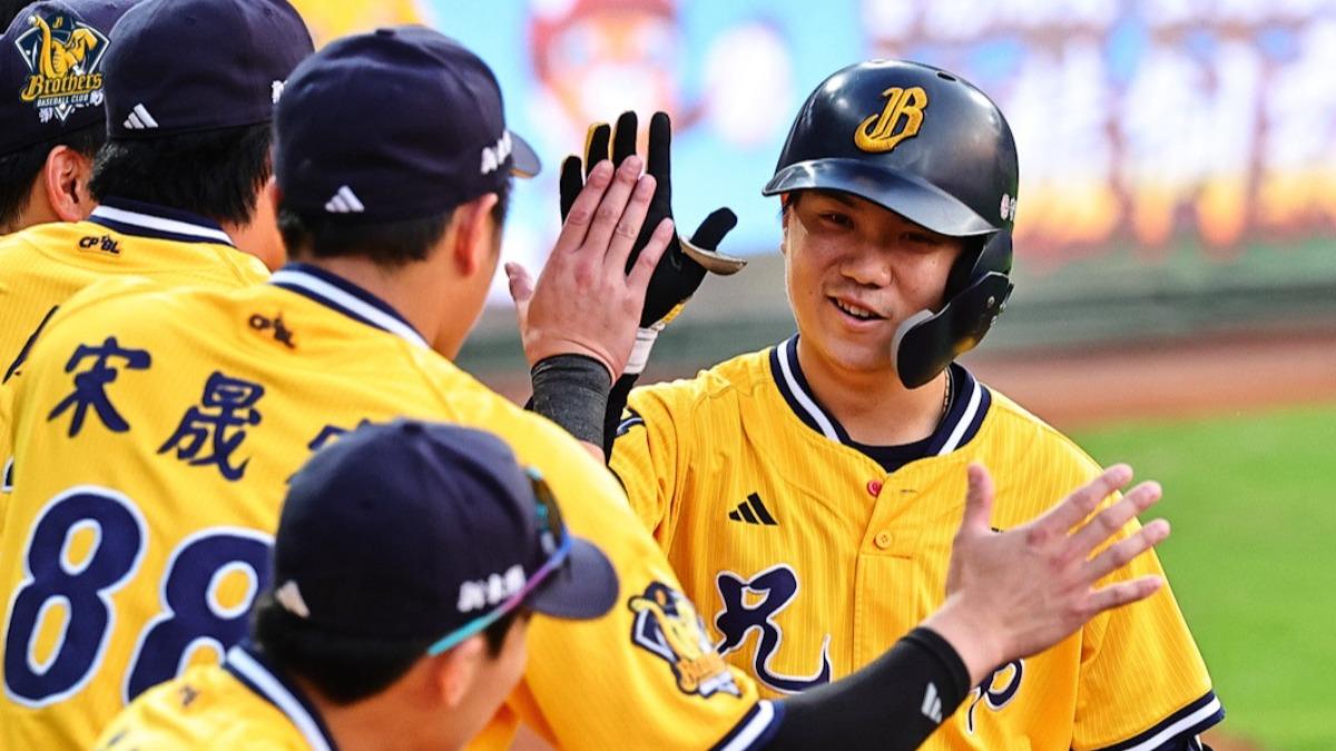 兄弟單場3轟終止6連敗，狂攻14分撞翻桃猿。（圖／翻攝自「兄弟Fans Club﻿」臉書）