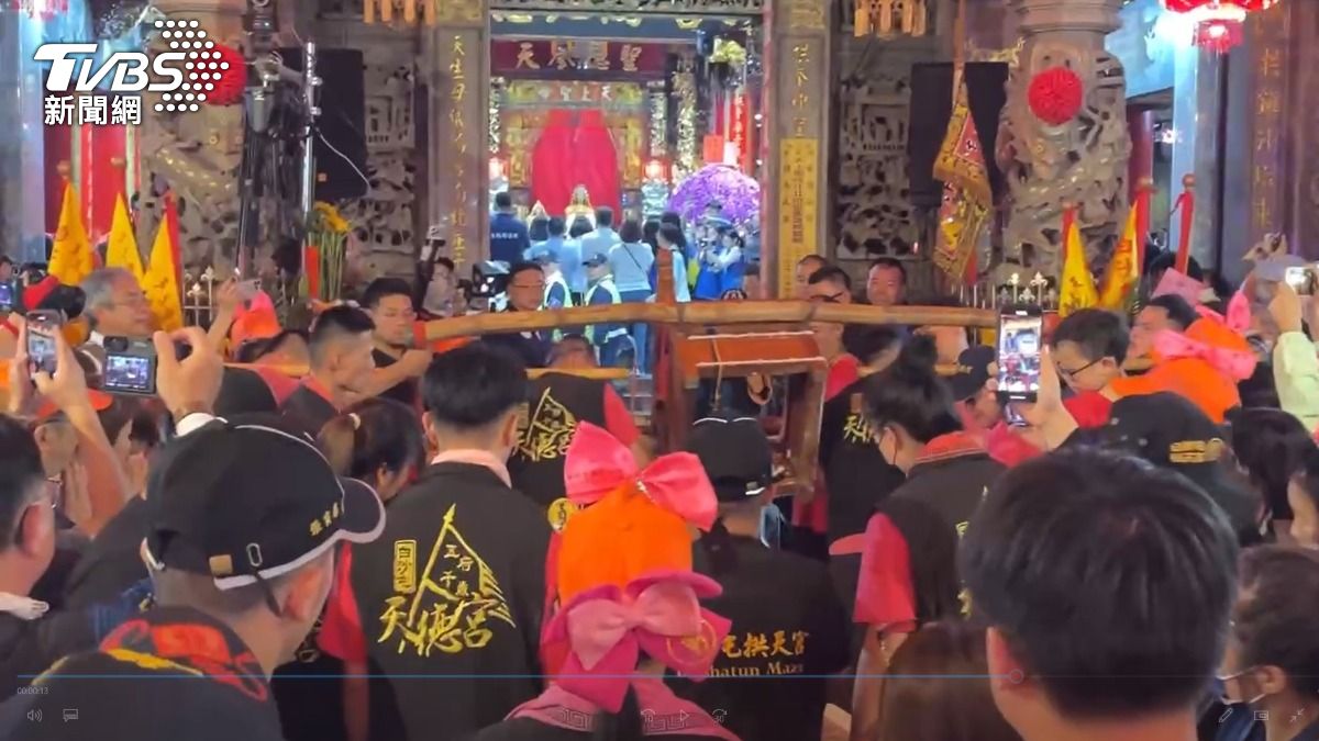 「粉紅超跑」起駕! 現場推擠爆口角、婦哭喊抗議