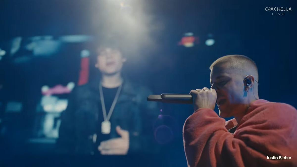 小賈斯汀登科切拉「跨時空對唱」16歲自己! 現場播神曲〈baby〉全場哭了