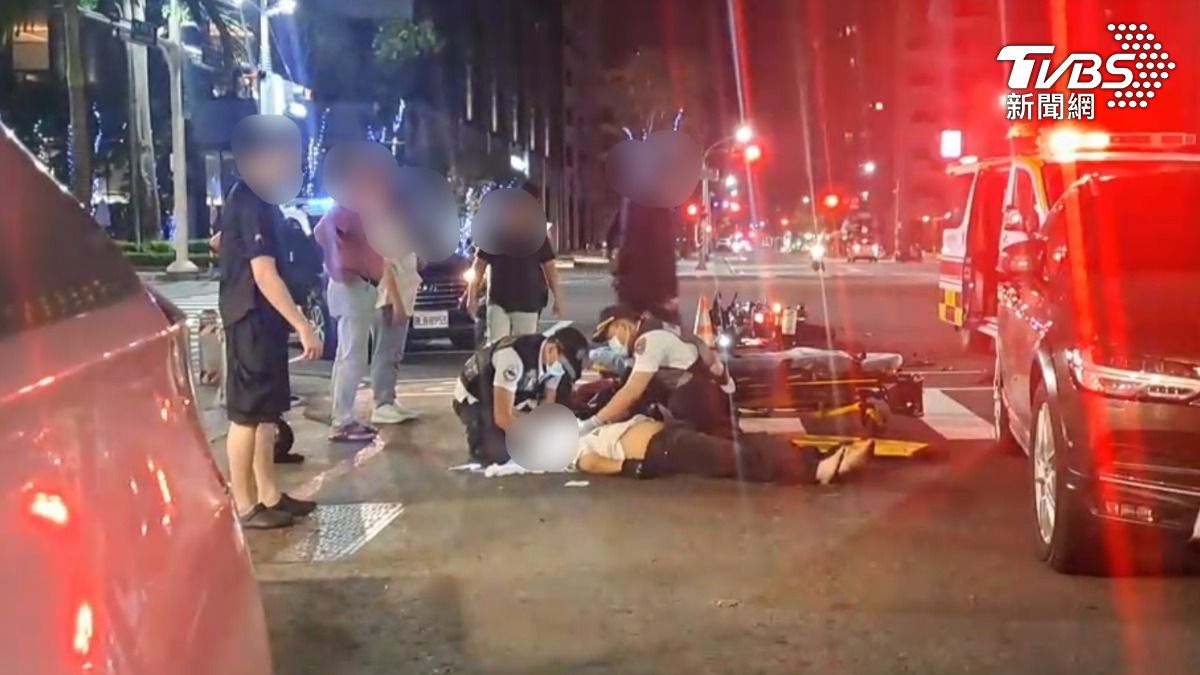 據出手幫忙的游醫師表示，騎士當下口吐鮮血已無呼吸脈搏也沒有意識，情況十分緊急。（圖／TVBS）
