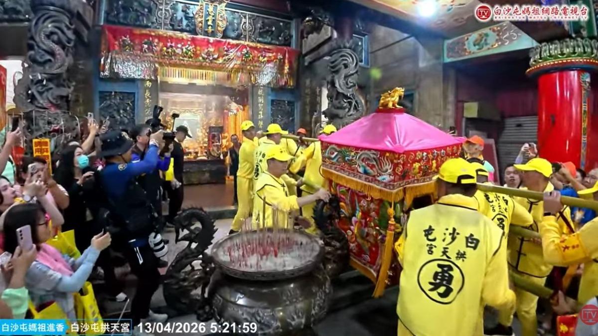 粉紅超跑11度停駕這車廠!一早衝慈雲寺、農會 為女信徒慢速眾人淚崩