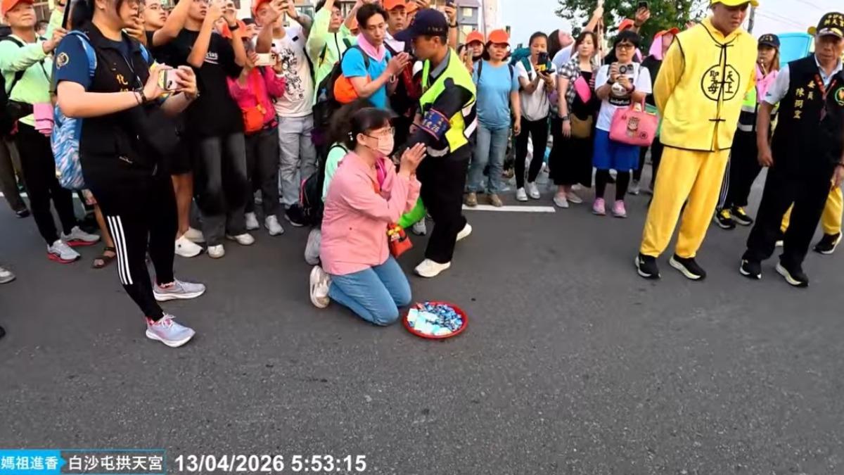 女信徒淚聲祈求。(圖/YouTube白沙屯媽祖網路電視台)