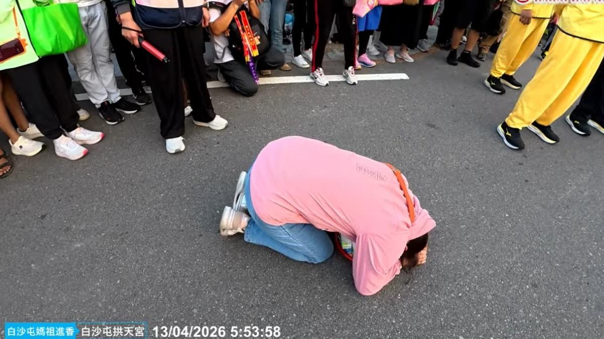 粉紅超跑也慢下速度。(圖/YouTube白沙屯媽祖網路電視台)