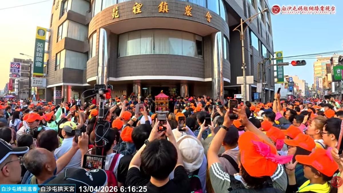 粉紅超跑停駕苑裡農會。(圖/YouTube白沙屯媽祖網路電視台)