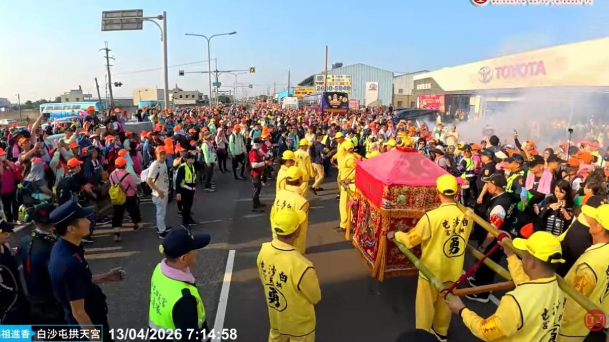 粉紅超跑抵達汽車廠營業所。(圖/YouTube白沙屯媽祖網路電視台)
