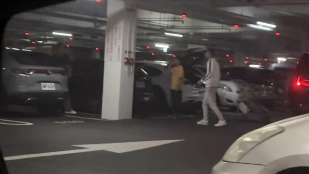 白衣男氣不過,退到車道上示意另一男子出來繼續打。(圖/翻攝自Threads sinru_0608)