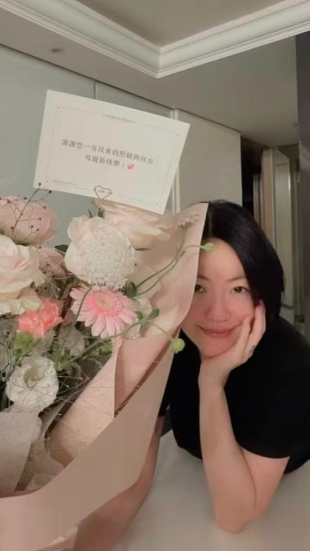 小S開心曬出許老三送的花。(圖/翻攝小S IG)