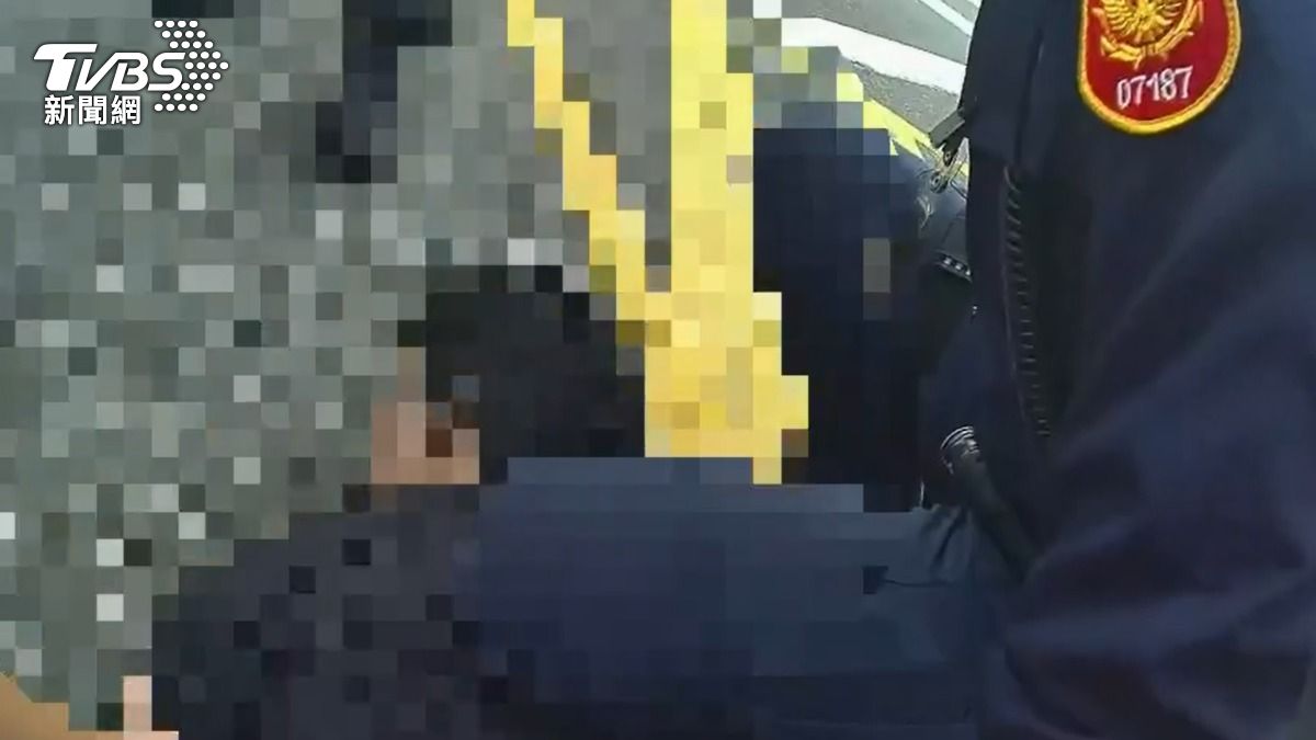楊姓男大生隨機騷擾拉扯經過的機車騎士,當場被趕到的機車騎士壓制逮捕。(圖/TVBS)