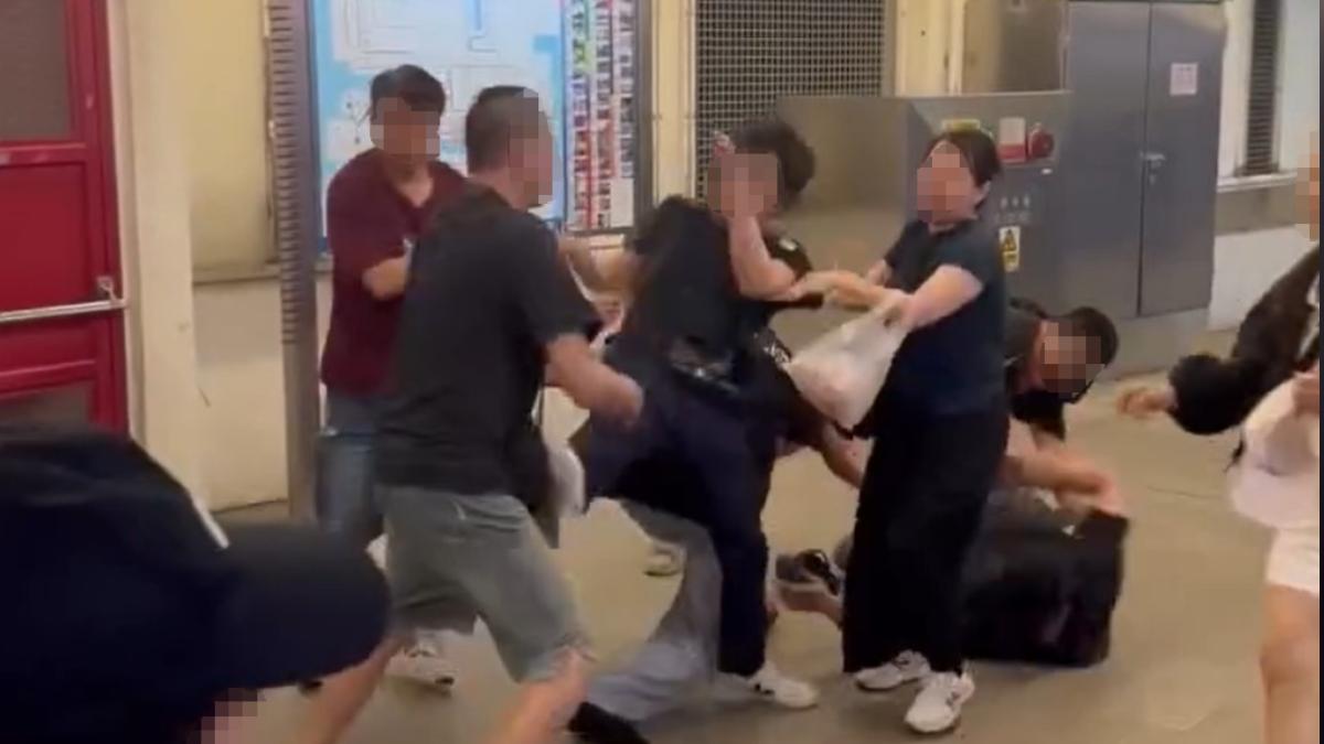 港鐵羅湖站6男爆血腥群毆！壓地鎖喉狂揍　起因竟是「眼神交會」