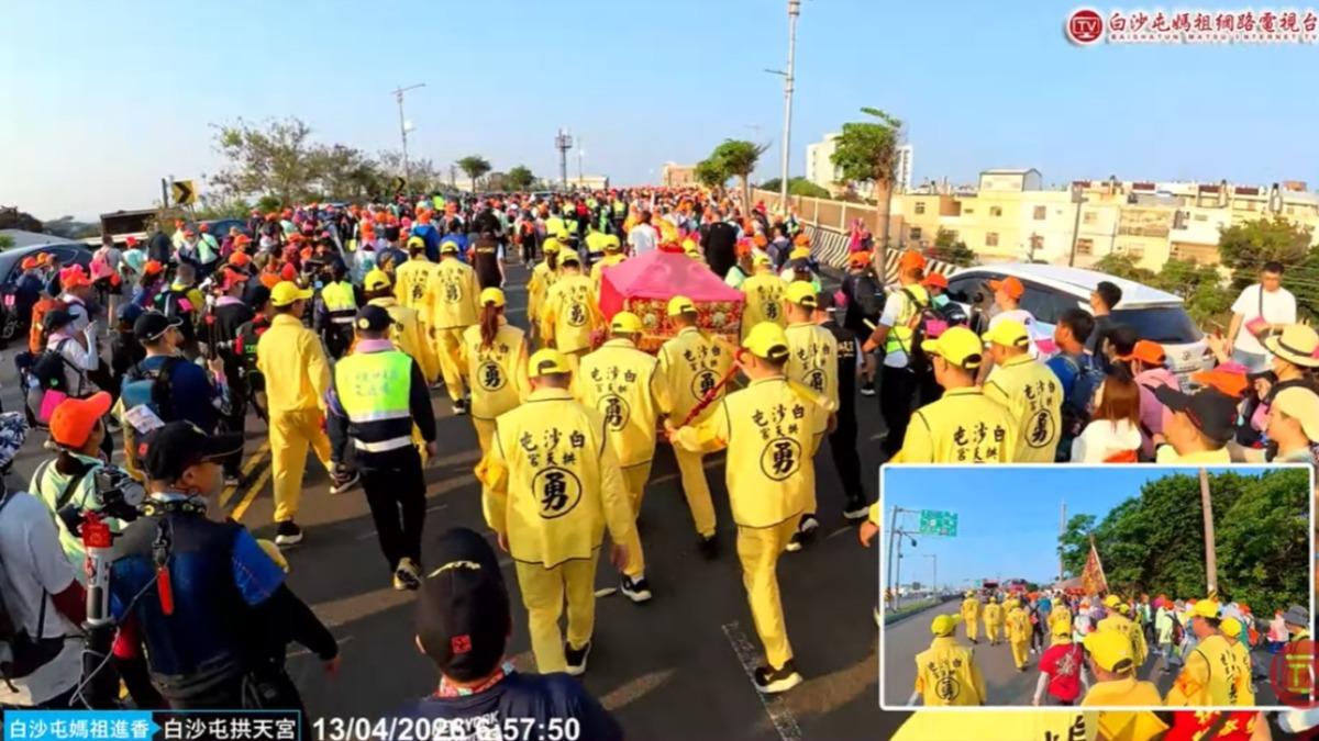 白沙屯媽祖抵台中!25萬香燈腳壯觀人龍 停駕「這國小」師生鑽轎底