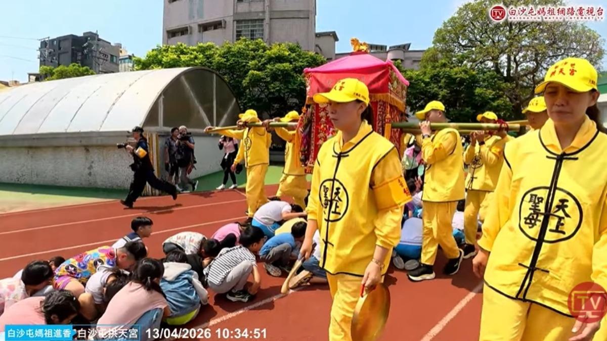 白沙屯媽祖衝進大甲區的文昌國小。(圖/YouTube@白沙屯媽祖網路電視台)
