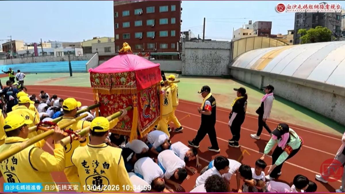 許多國小朋友立刻鑽轎底。(圖/YouTube@白沙屯媽祖網路電視台)