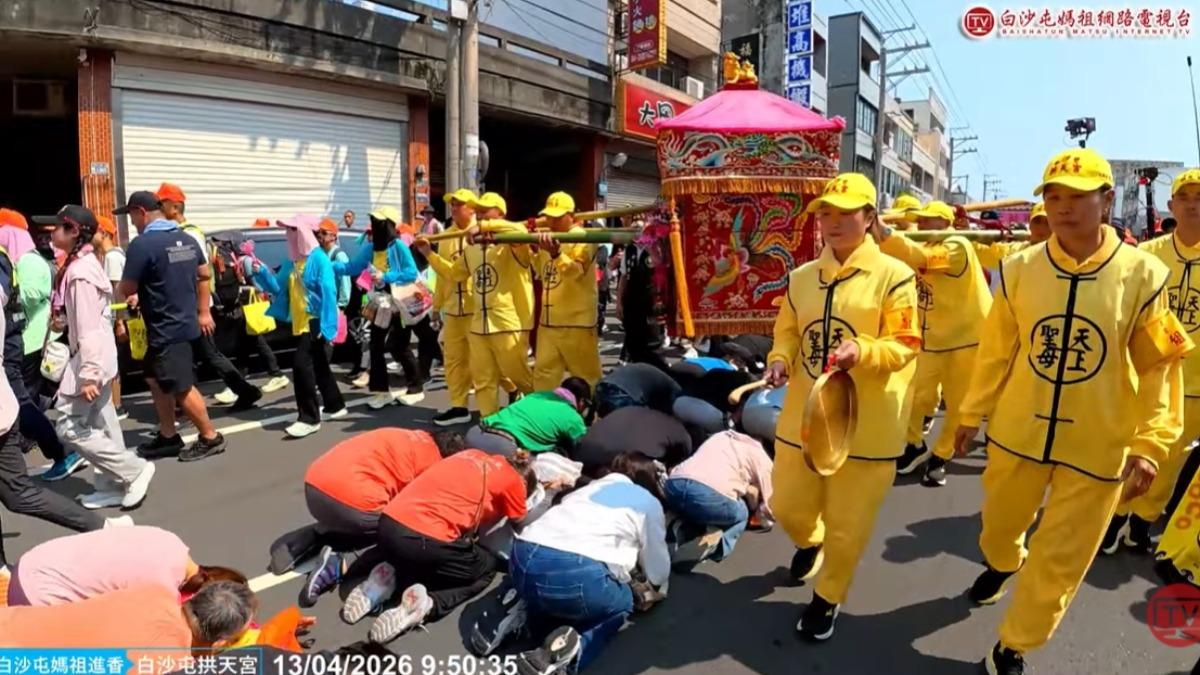 許多信眾見到媽祖立刻排隊鑽轎底。(圖/YouTube@白沙屯媽祖網路電視台)
