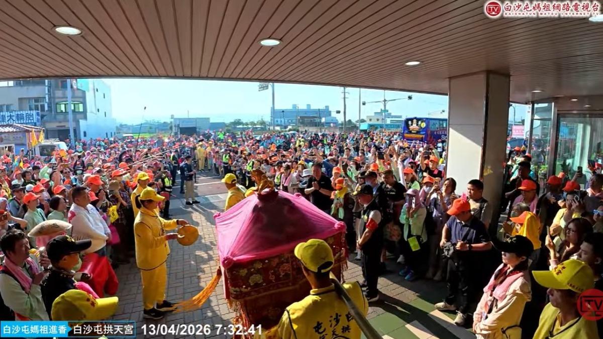 白沙屯媽祖進香活動開跑,大批信眾跟隨。(圖/YouTube@白沙屯媽祖網路電視台)