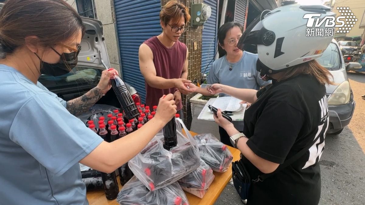 嘉義朴子一名老闆娘日前因燙傷住院治療,憂心親自熬煮的桑椹汁壞掉,里長發文號召網友支援,單日內全數完售。(圖/TVBS)