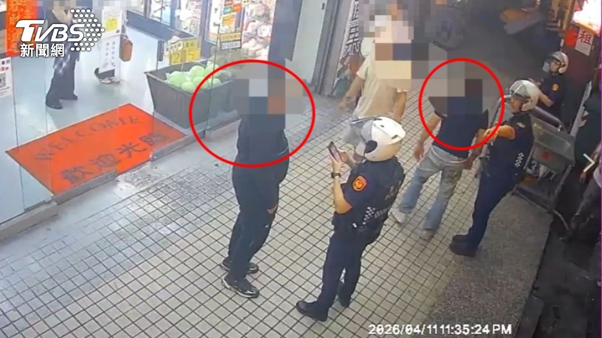 警方到場隔開雙方了解情況。（圖／TVBS）