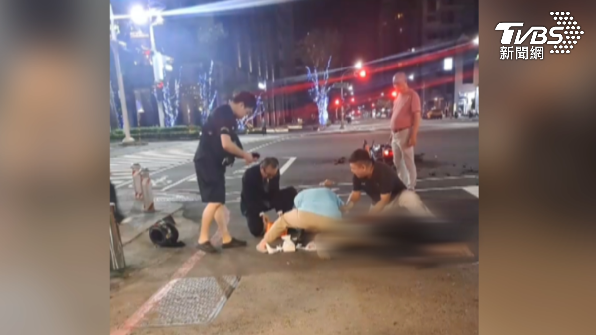 高雄市前鎮區12日深夜發生一起嚴重車禍，機車騎士倒地後失去呼吸心跳，中醫院院長與民眾立即救援。（圖／TVBS）
