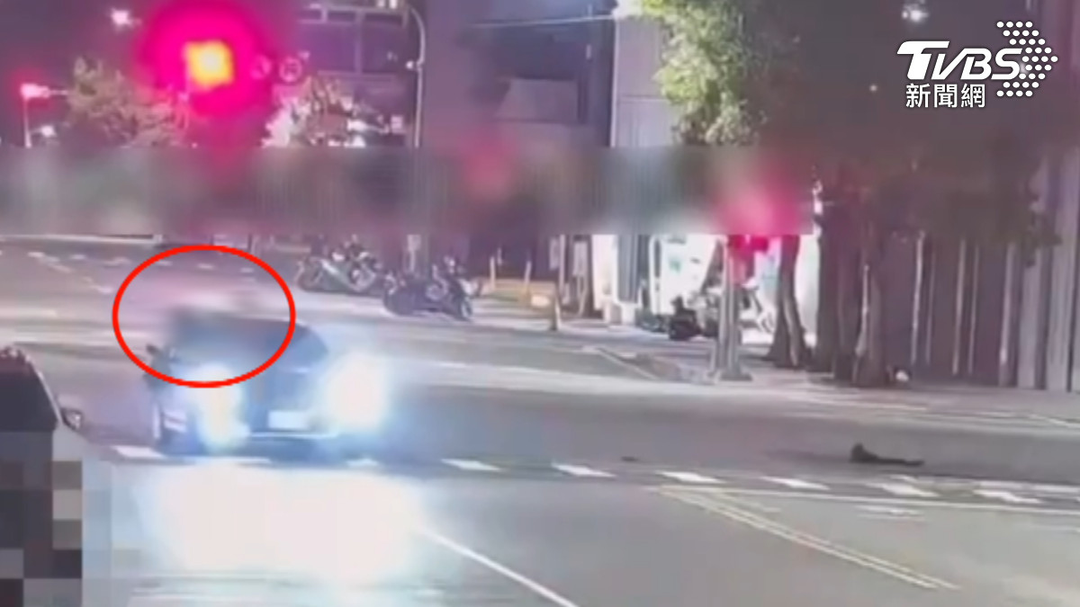 休旅車疑似未注意右轉燈號指示直接右轉，導致重機騎士閃避不及直接撞上，撞擊後整個人掛在汽車車頂上。（圖／TVBS）