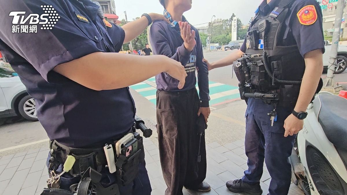 謝男被員警制伏後，突然猛搧自己耳光十餘下，又哭又鬧嚇壞路人。(圖／施協源攝）