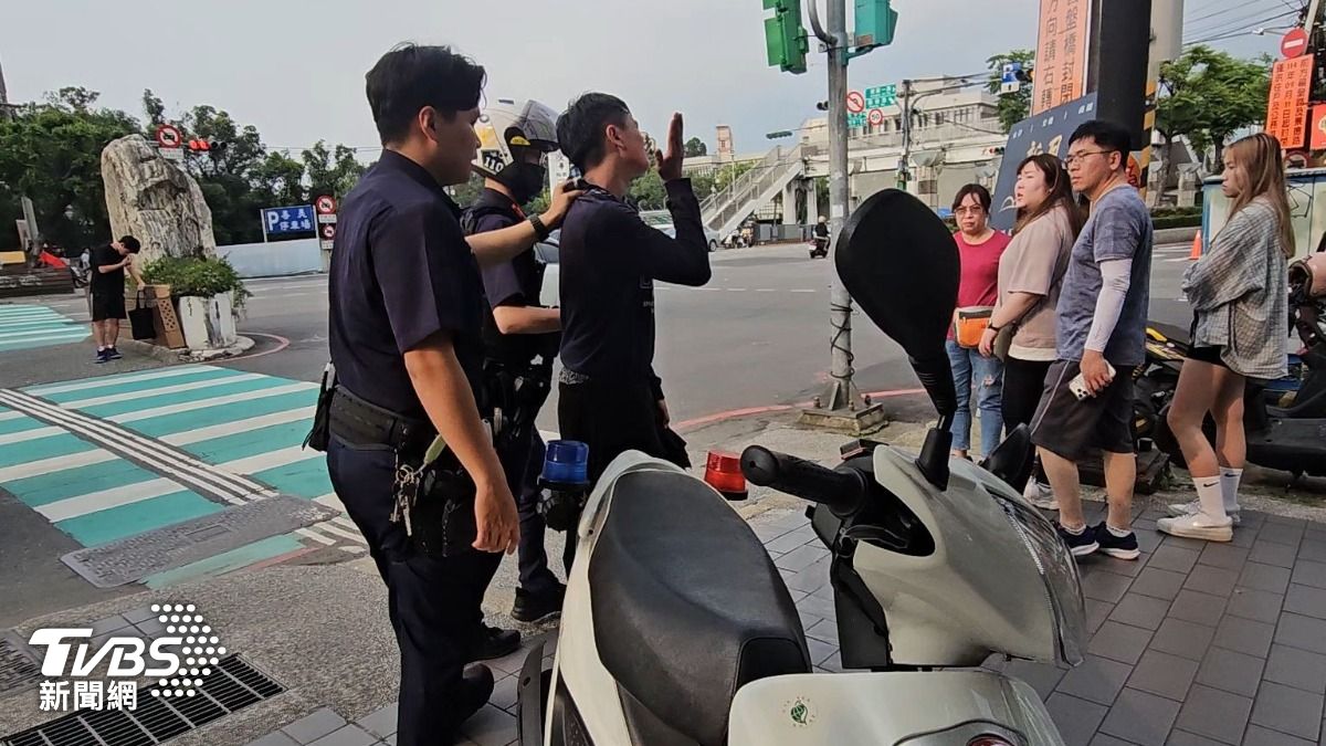 謝男自打耳光頻頻向路人道歉，讓不知情路人一頭霧水。(圖／施協源攝）