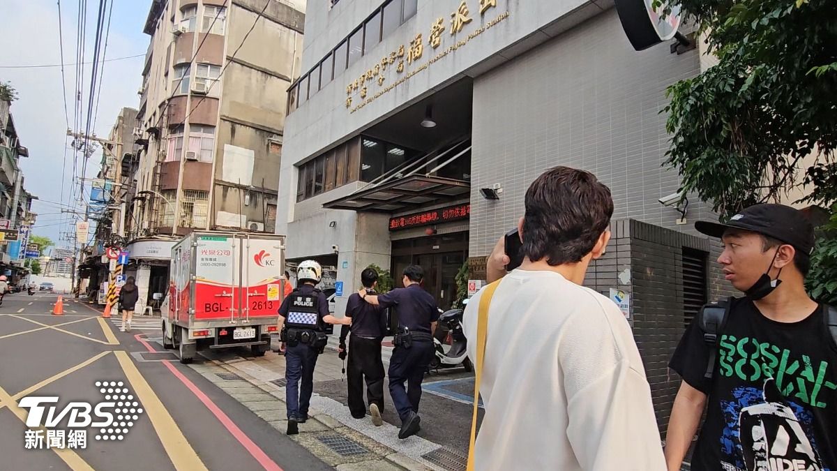 事發地點就在新莊福營派出所前路口，員警直接迅速步行將嫌犯壓解返所偵辦，讓民眾心安。（圖／施協源攝）