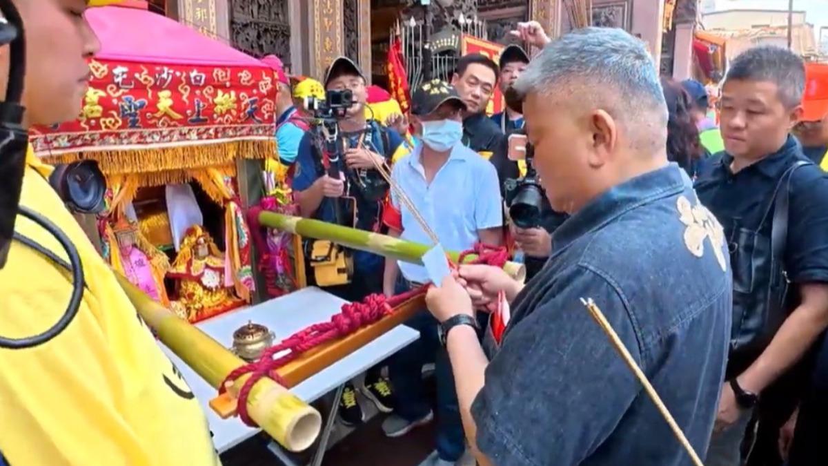 鎮瀾宮董事長顏清標出來接駕上香。(圖/翻攝自「白沙屯媽祖網路電視台」)