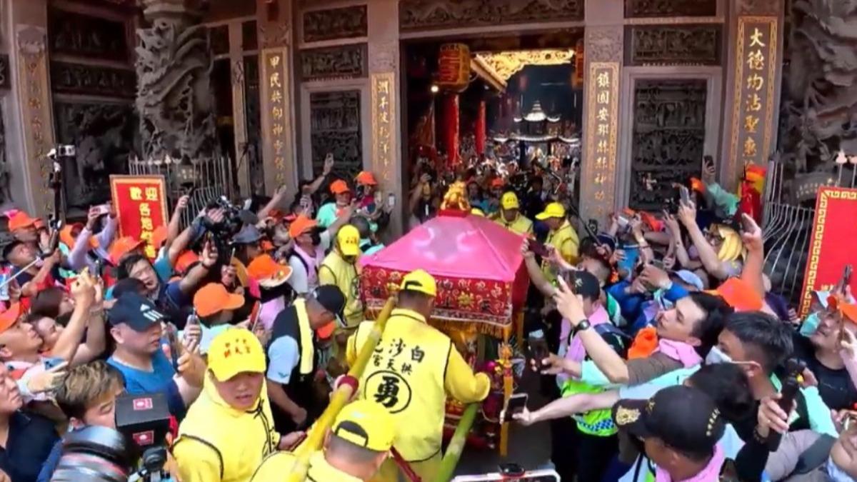 「粉紅超跑」白沙屯媽祖衝進大甲鎮瀾宮　罕見「四媽會」信眾歡呼