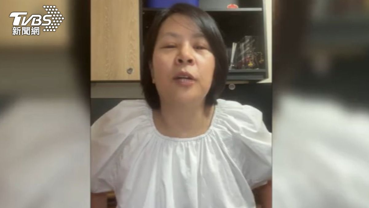 李貞秀在中評會前夕開直播,強調自己還穩穩的沒有被打倒。(圖/TVBS)