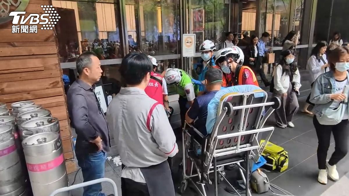 微風信義稍早傳出火警，有民眾疑似嗆傷送醫。（圖／陳冠宇攝