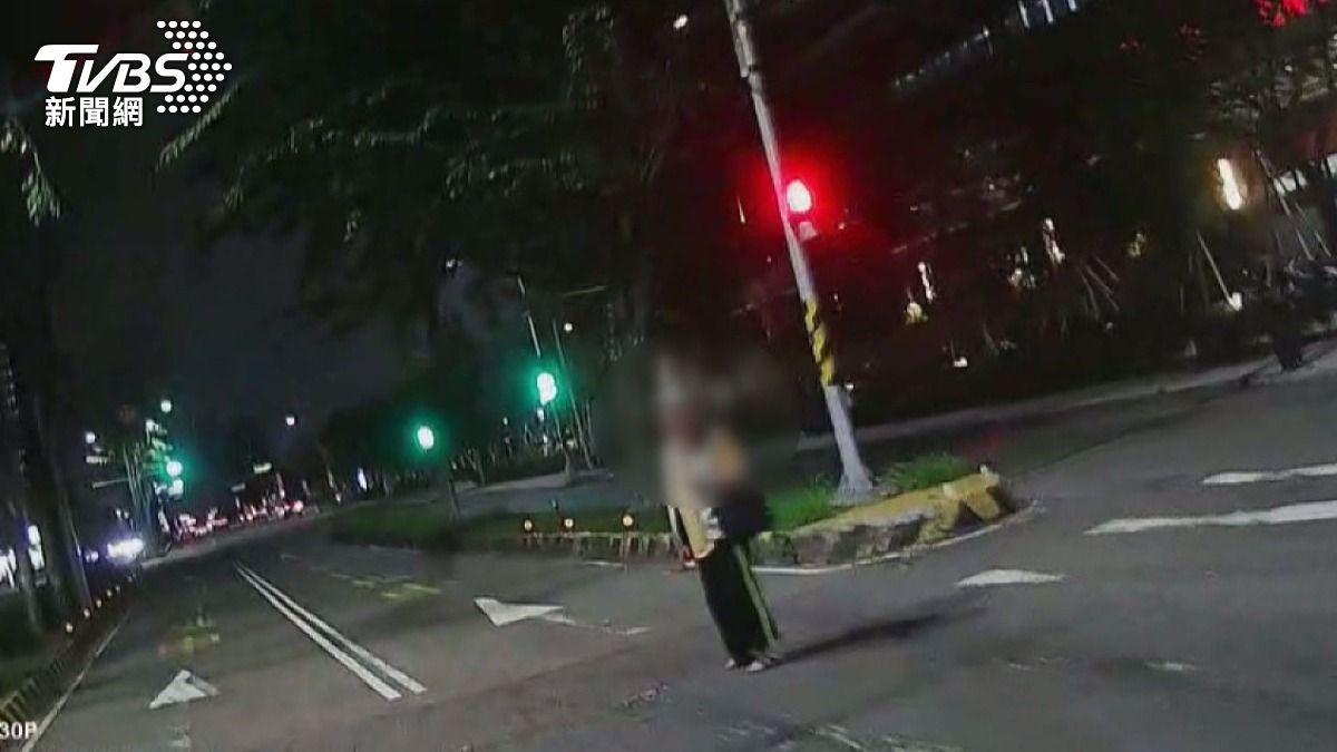 老翁闖燈過馬路! 騎士按喇叭急煞 勸喊「停下來」