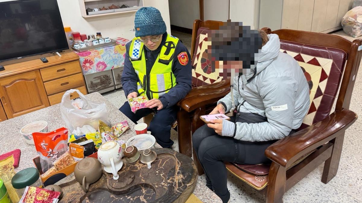 員警提供熱飲與保暖裝備,及時協助其恢復體溫、脫離險境。(圖/新城分局提供)