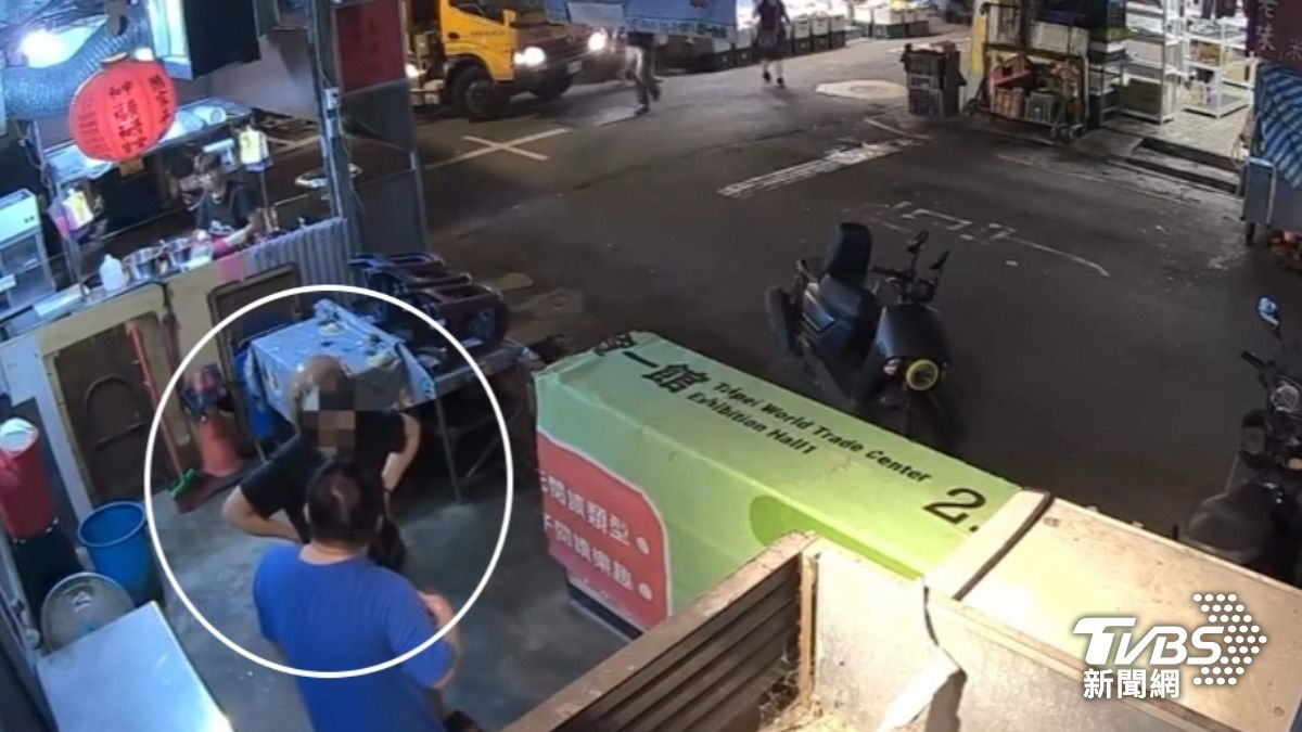 市場名店爆衝突,不滿紅線違停,麵包店槓麵攤。(圖/TVBS)
