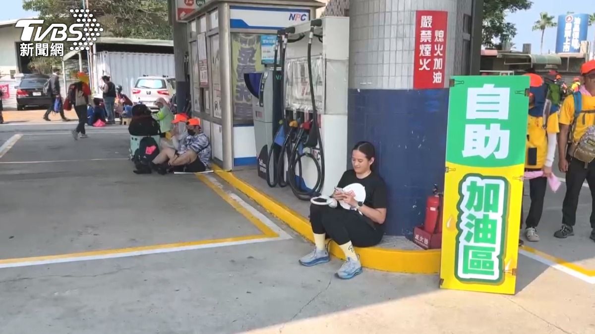 進香隊伍過大安溪 加油站.服飾店變休息站