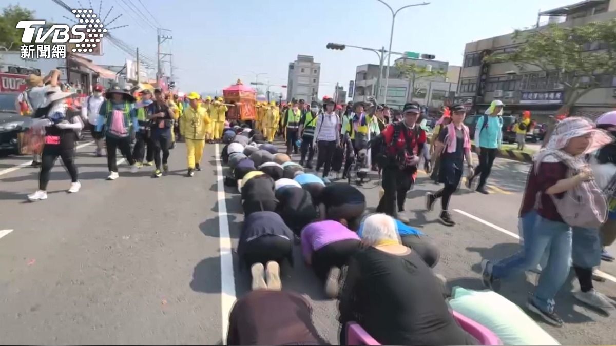 40公斤「大支香」輪流扛著走 信徒組隊隨香