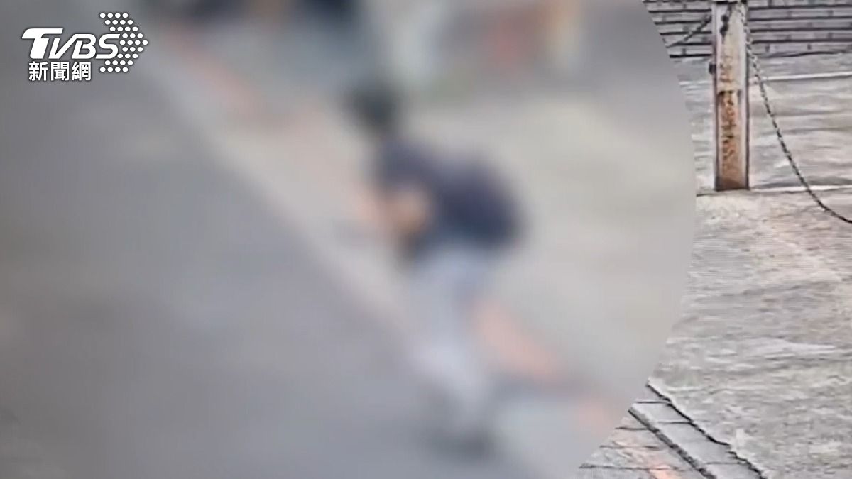 男子疑似偷拍，被喝斥之後倉皇逃離現場。（圖／TVBS）