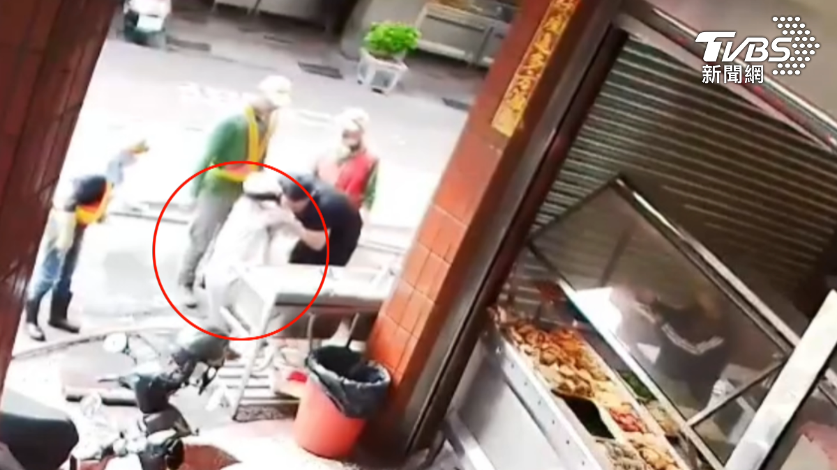 便當店另一個監視器畫面顯示,施工期間圍欄和三角錐只擺放在路口處,水溝蓋周邊確實沒有架設任何警示。(圖/TVBS)